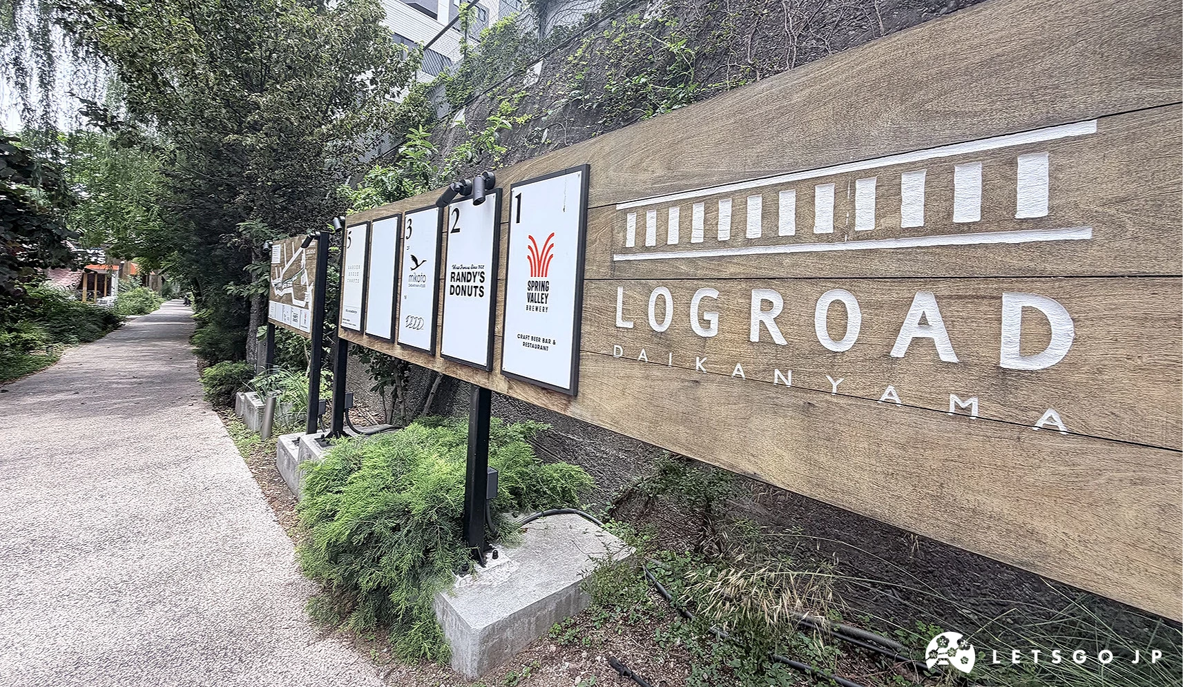 LOG ROAD DAIKANYAMA的看板及街景