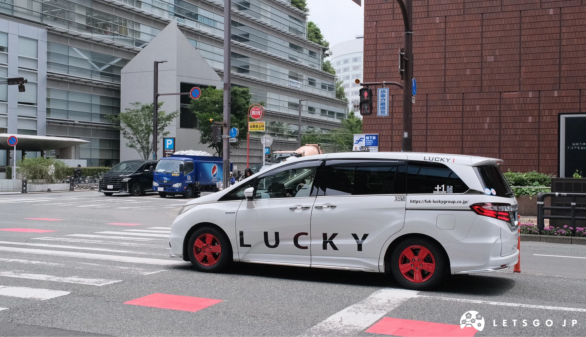 行駛在馬路上的 Lucky Taxi