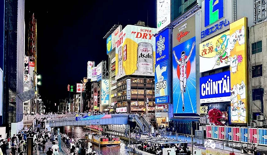 入夜後的道頓堀河畔相當熱鬧,巨型看板霓虹閃耀攝影:Angie