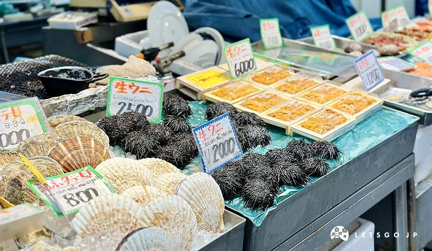 擺放著帆立貝、海膽等海鮮的店家攤販攝影:Angie
