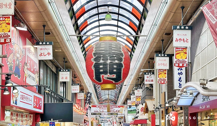 黑門市場商店街內醒目的紅色燈籠攝影:Angie