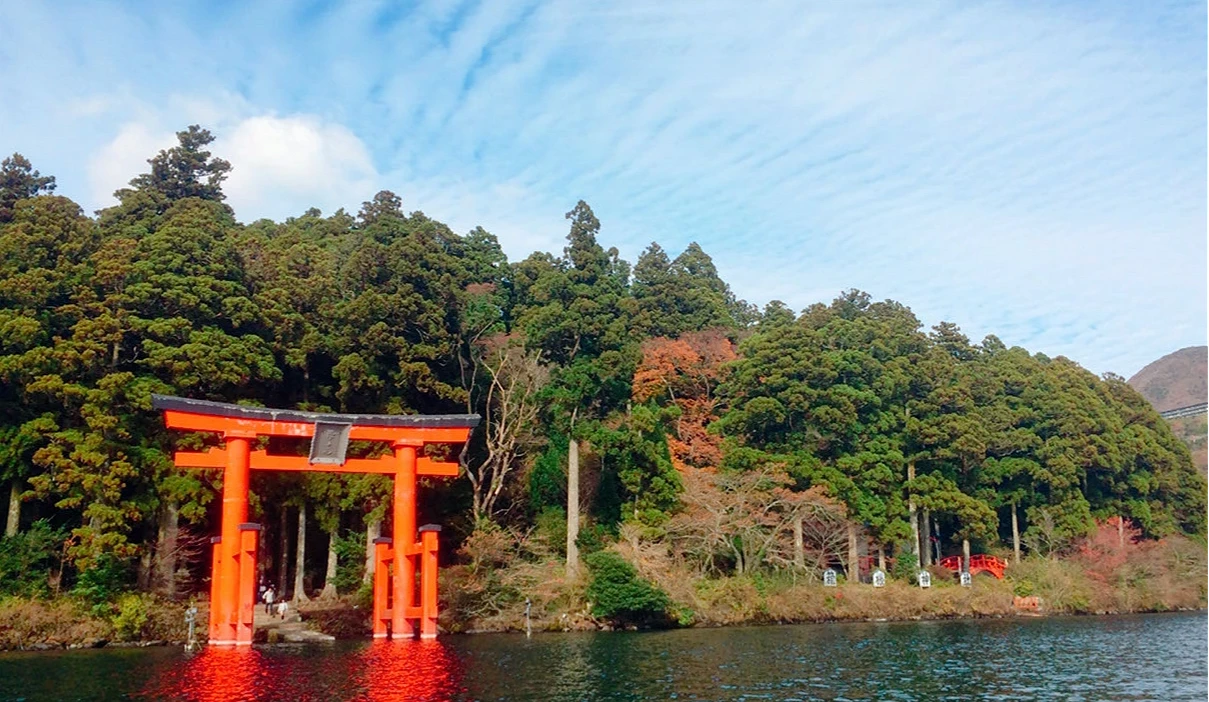 蘆之湖畔眺望水上的平和鳥居