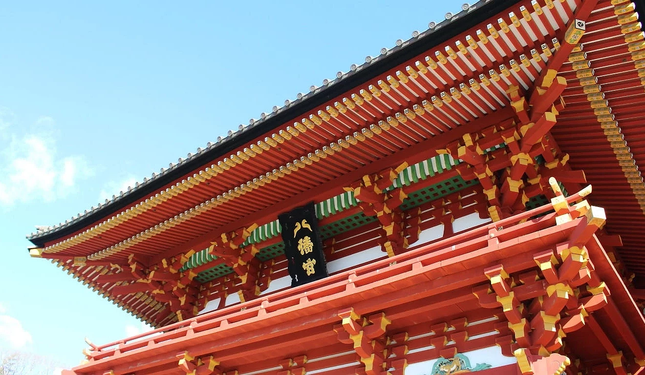 樓門上方的「八幡宮」扁額中,「八」字由兩隻面對面的鴿子組成