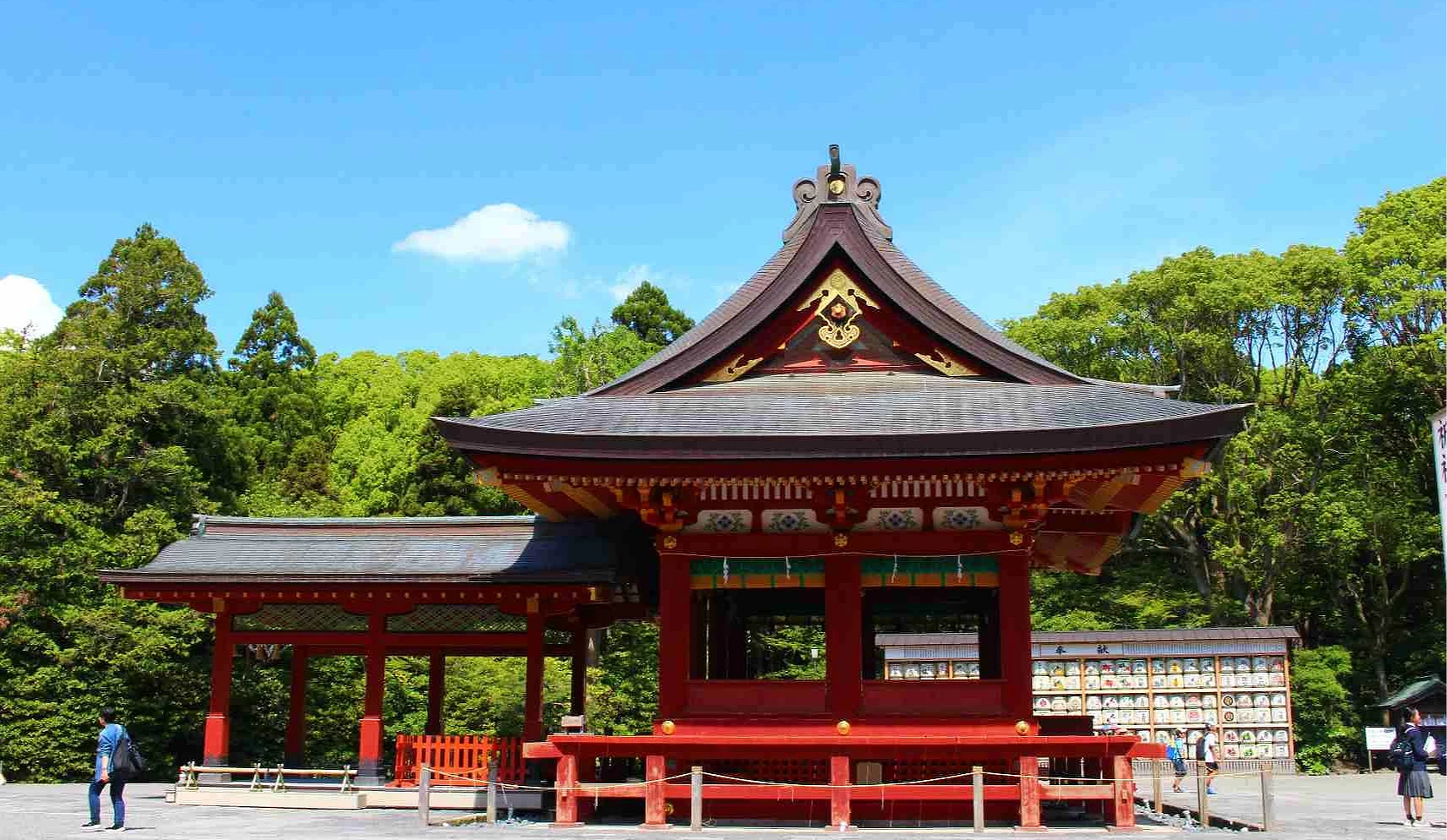 外觀為醒目的朱紅色,採用傳統日式神社的木造建築結構