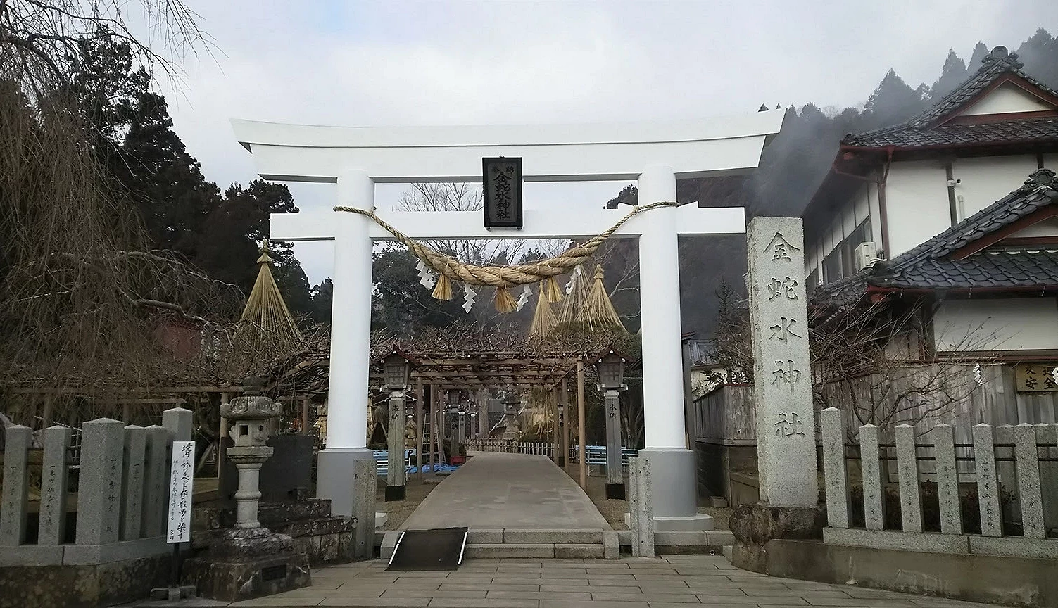 金蛇水神社的鳥居入口