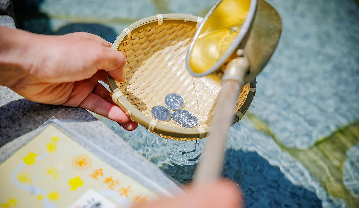 金蛇水神社的洗錢儀式