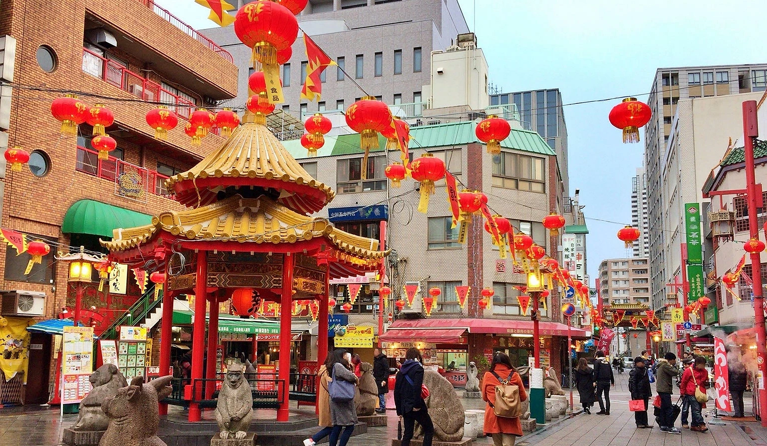 南京町中華街的路上掛滿燈籠