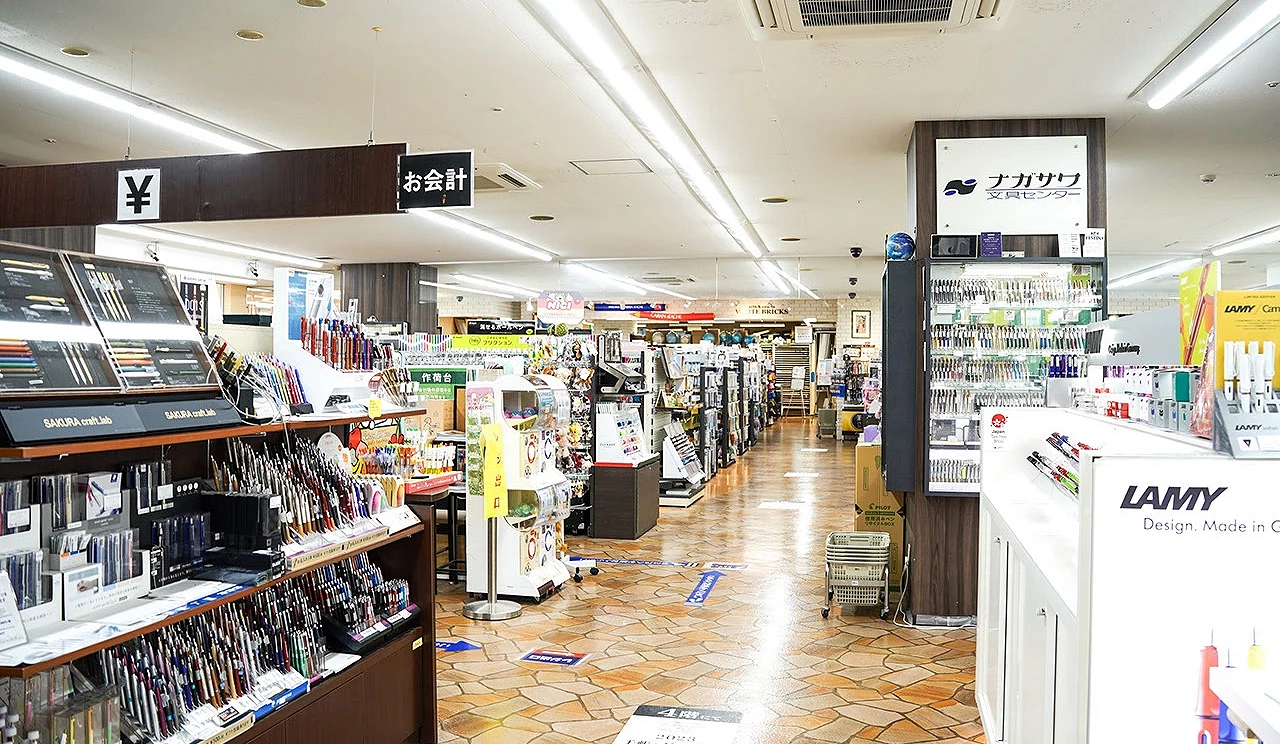Nagasawa文具中心本店的店內寬敞好逛