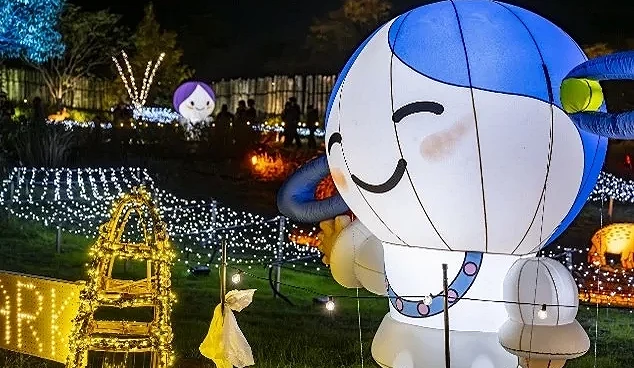 公園到處都有燈光裝飾宛如盛大的嘉年華會