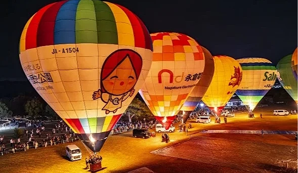 夜光熱氣球令人歎為觀止