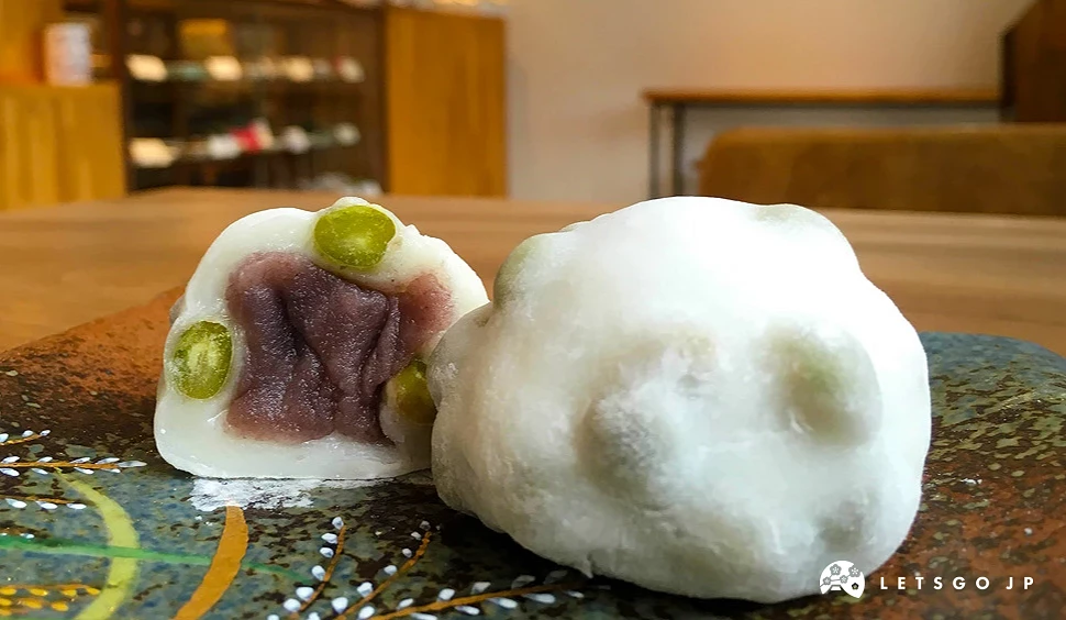 紅豆內餡和裹著綠豆外皮的麻糬