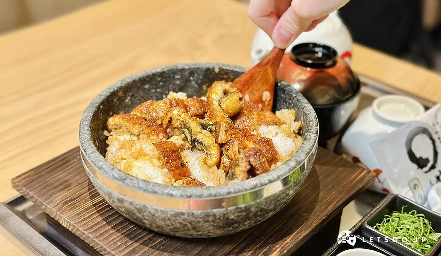接著快速攪拌鰻魚飯攝影:Angie