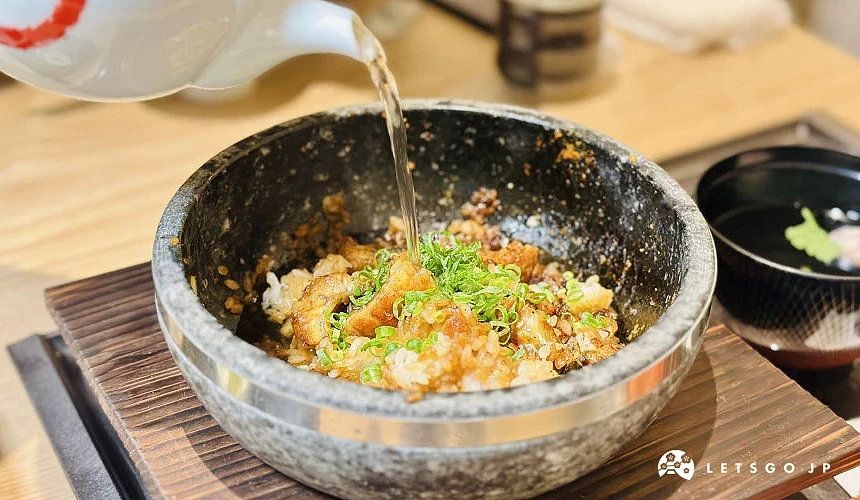 將高湯直接倒入石鍋中並撒上調味佐料,就能完成石鍋湯泡飯攝影:Angie
