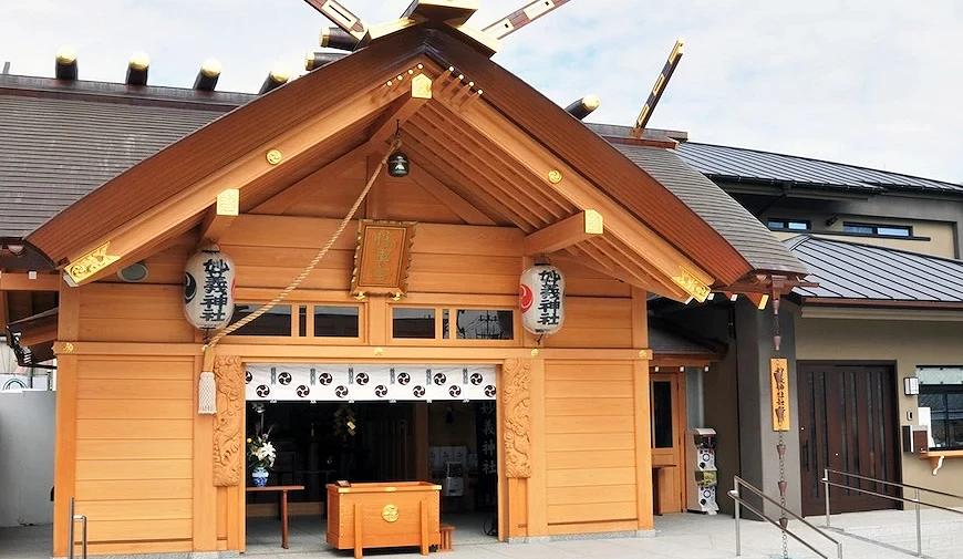 妙義神社拜殿外觀,採用木造建築設計,正面可見注連繩、燈籠與賽錢箱。