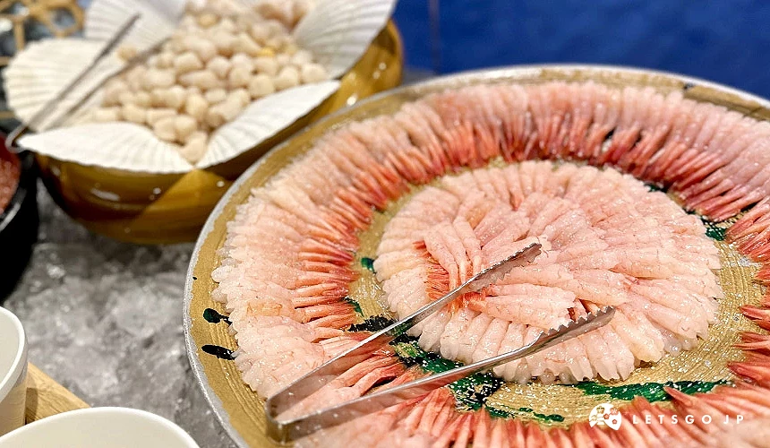 擺盤精美的甜蝦與各種海鮮食材的攝影:Angie