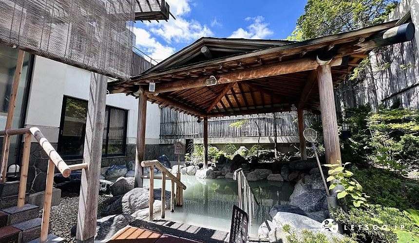 庭園露天溫泉「龍膽之湯」岩石浴攝影:Angie