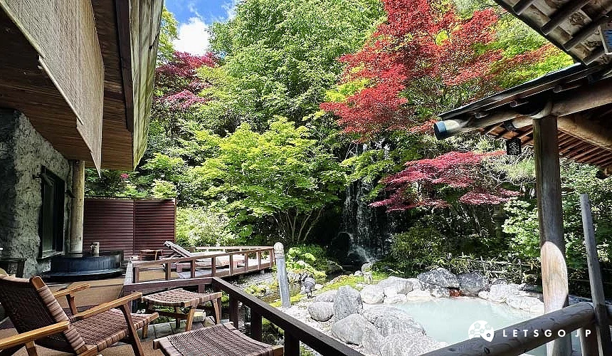 露天溫泉「鬼燈之湯」白天可欣賞有如日式庭園般的景色與瀑布攝影:Angie