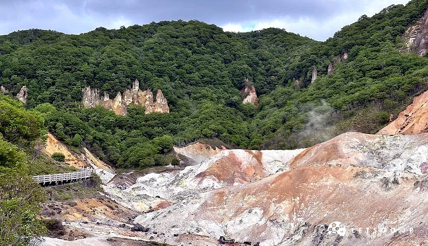 「登別地獄谷」腹地相當大,能沿著步道深入其中攝影:Angie