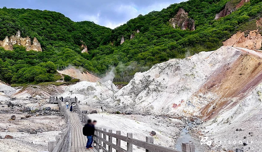 走在「登別地獄谷」步道上可近距離觀察地熱地貌攝影:Angie