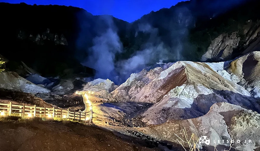 「登別地獄谷」步道入夜後會點燈,24小時可參觀攝影:Angie