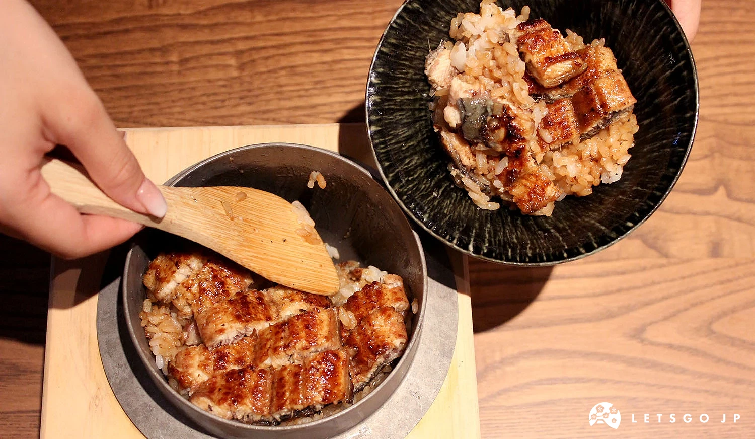 將釜鍋裡的鰻魚飯分四份,盛裝一份到食用碗裡。