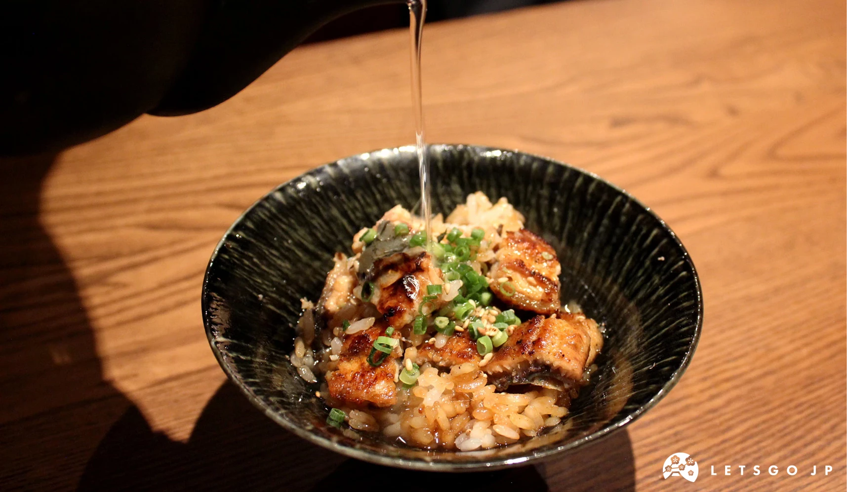 在加入藥味後的鰻魚飯加入高湯。