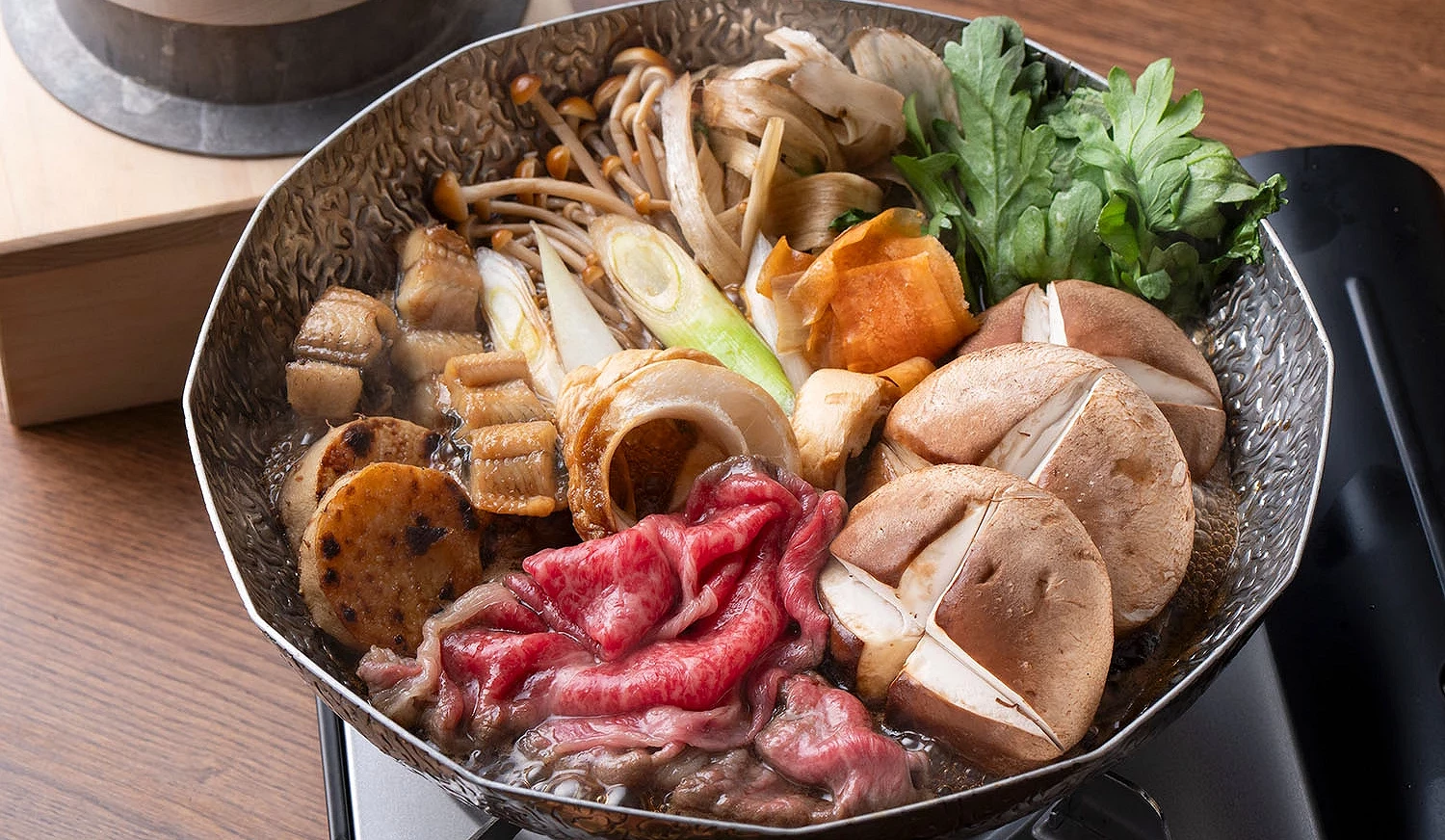 在鍋內烹煮的「鰻魚和牛壽喜燒」