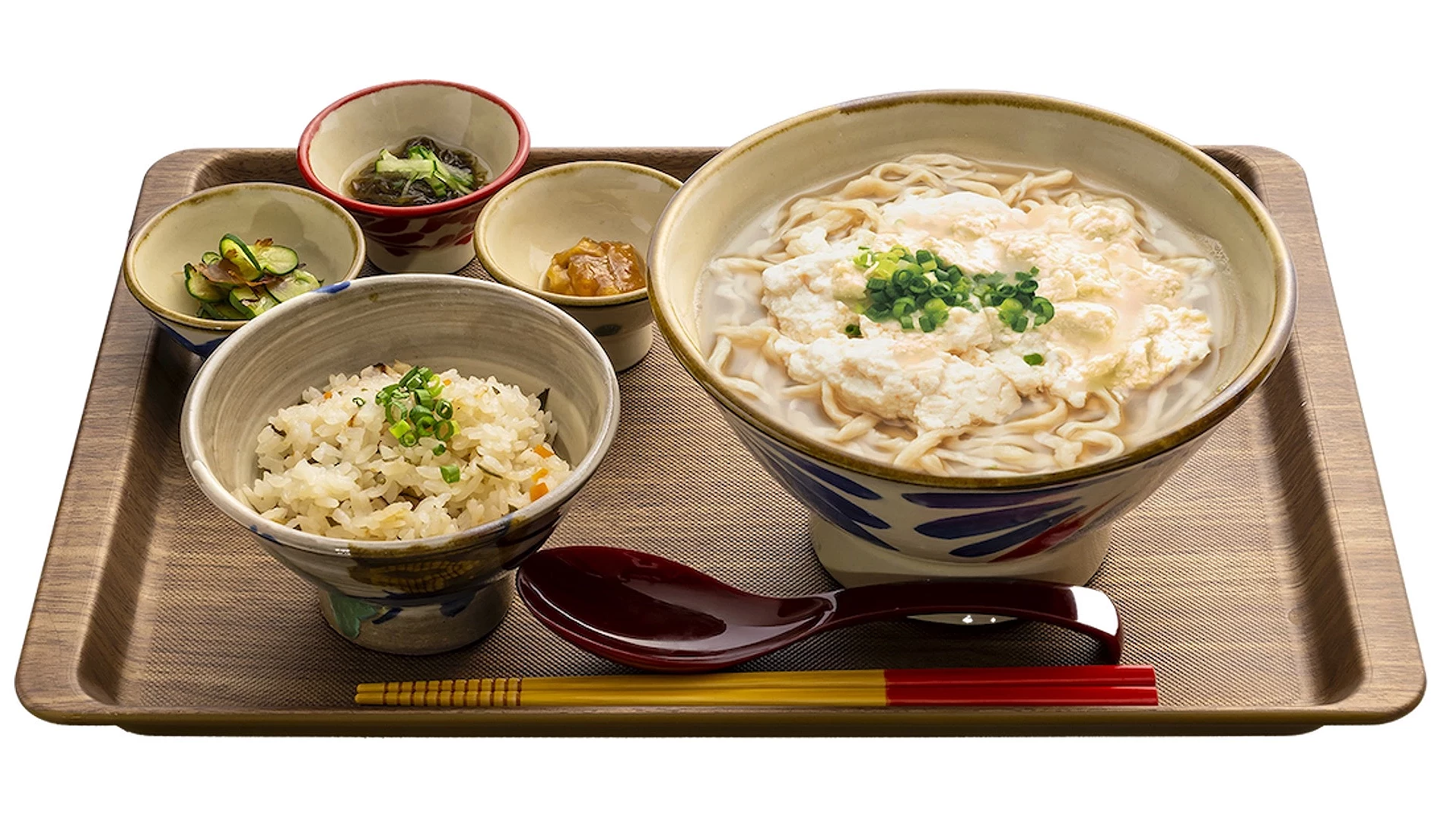木托盤上擺有豆腐湯麵、炊飯及三碟小菜,附紅色湯匙與筷子的沖繩定食套餐