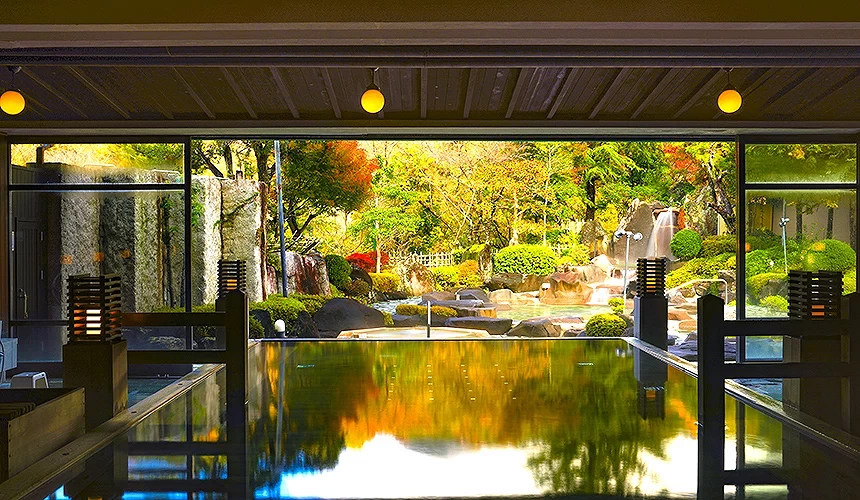 看得見庭園紅葉的露天大浴場