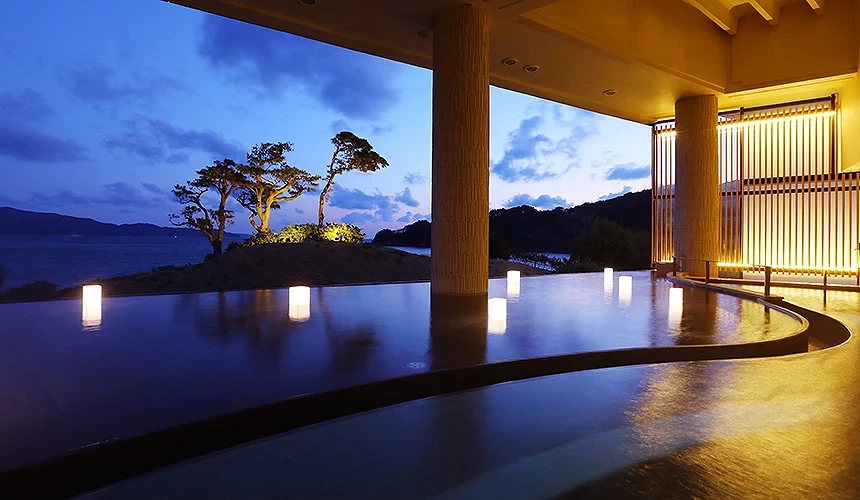 夜色中的露天大浴場