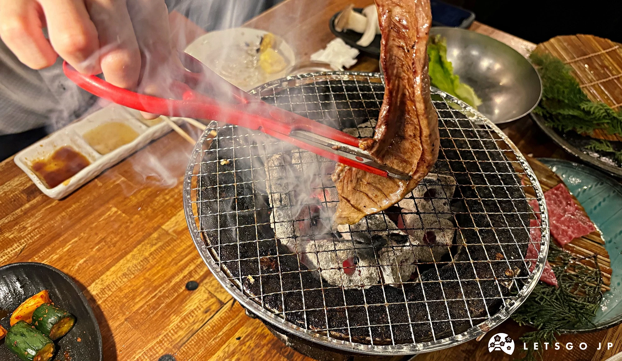 用剪刀剪燒肉