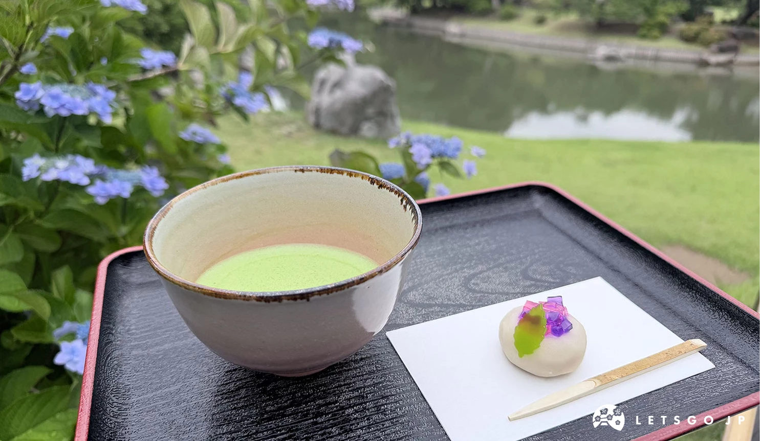 吹上茶屋的抹茶跟上生菓子,夏天的和菓子以繡球花為主題