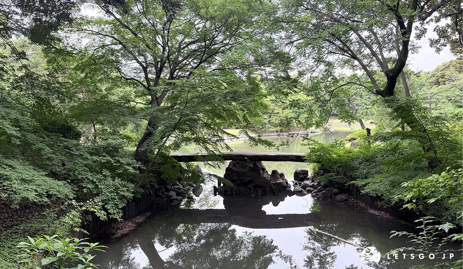渡月橋的石橋與樹木景色