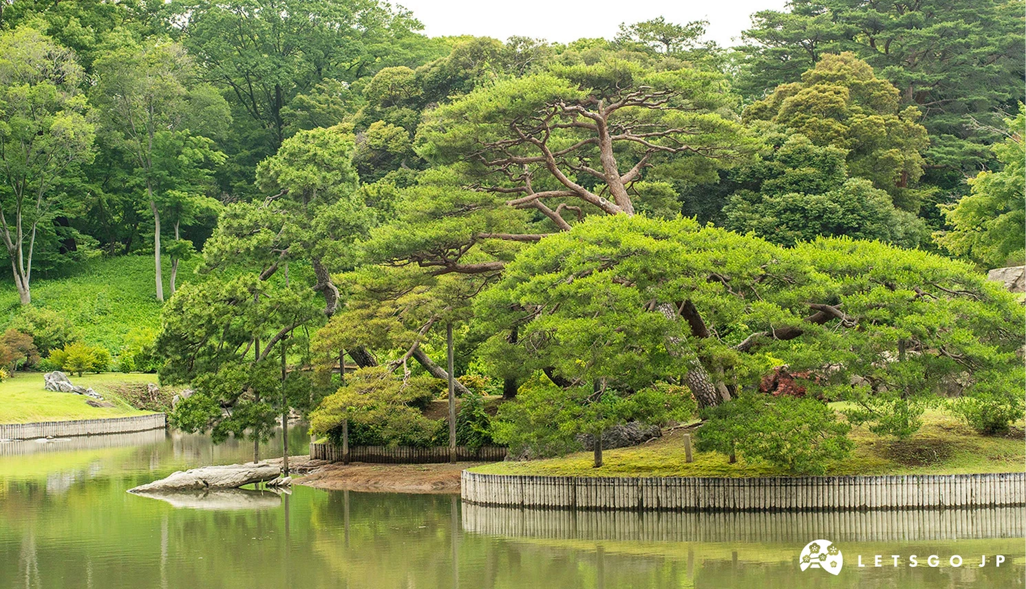 六義園池中的「中之島」有妹山及背山的假山造景