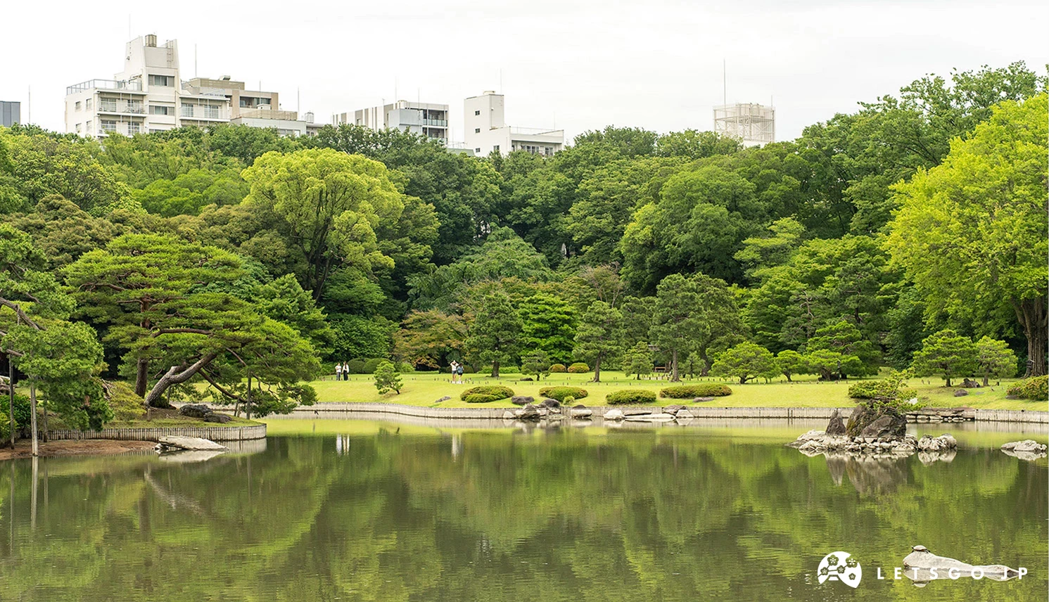 六義園的池塘及造景,宛如城市當中的綠洲