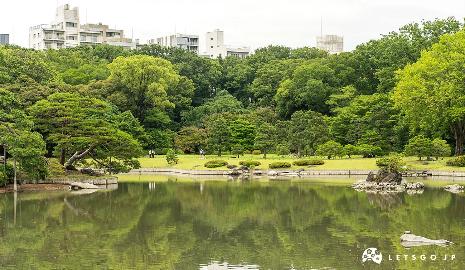 六義園的池塘及造景,宛如城市當中的綠洲