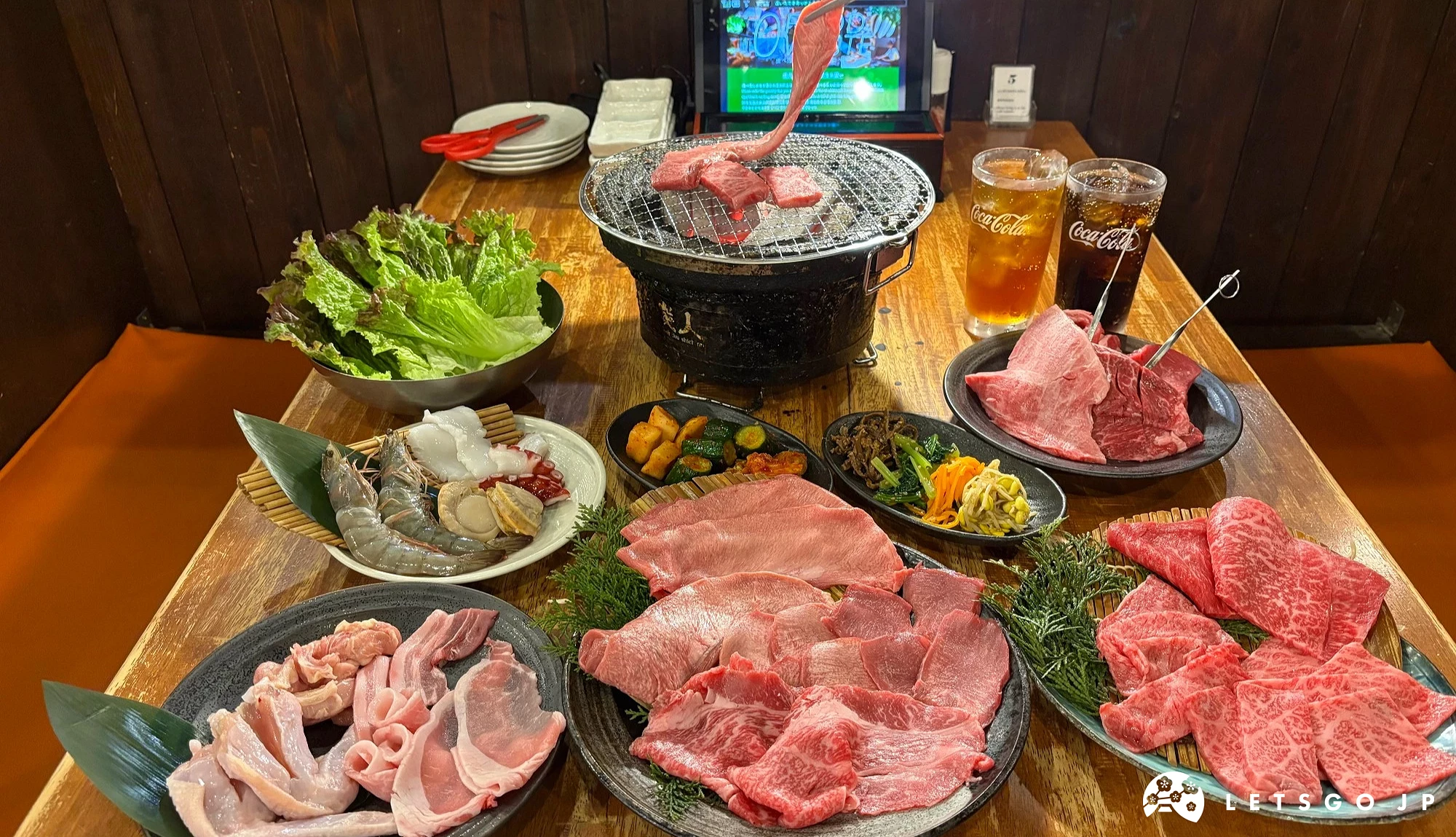 炭烤燒肉店一桌子的肉類和菜