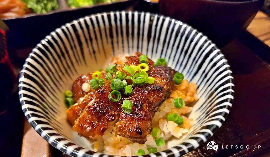 在鰻魚與白飯上加上蔥花