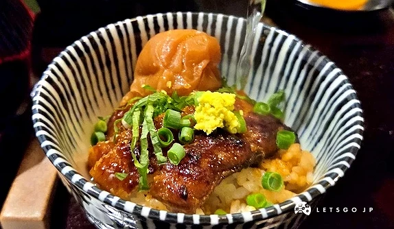 鰻魚飯加上梅子、芥末、紫蘇葉與蔥花及高湯做成梅子茶泡飯