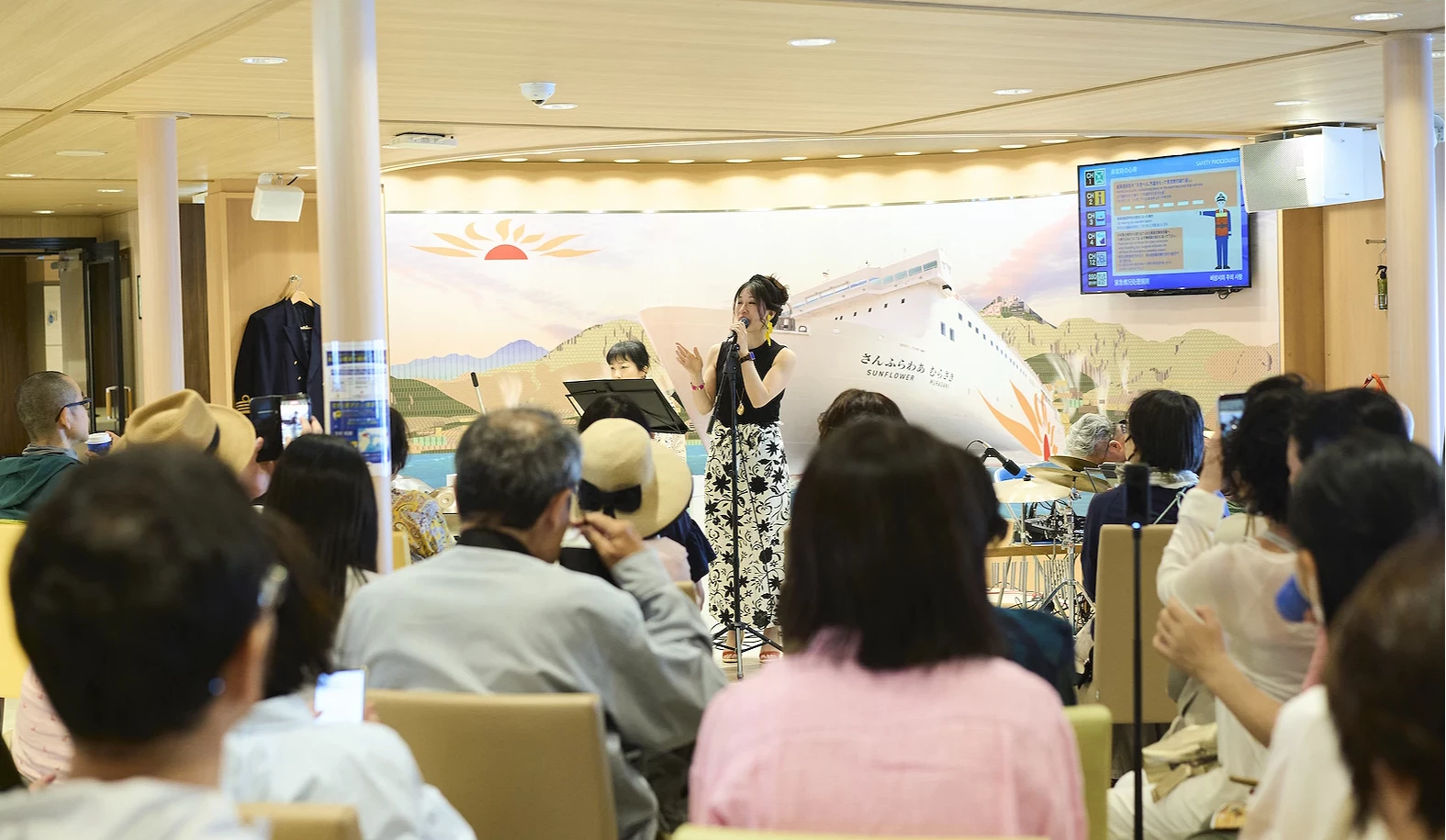 觀眾在欣賞著表演