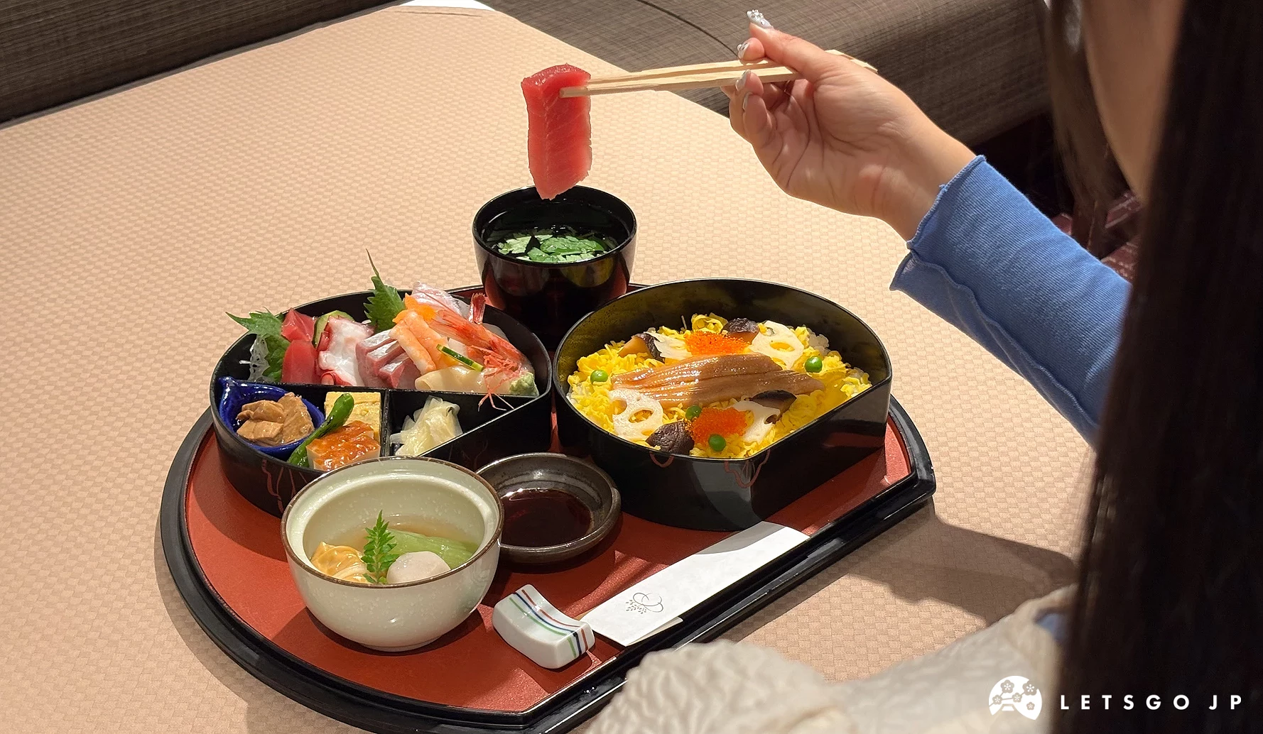 手夾起一塊大和屋三玄的生魚片