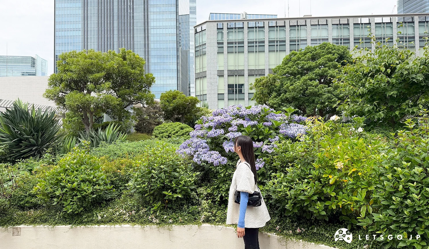 女生站在綠植前面