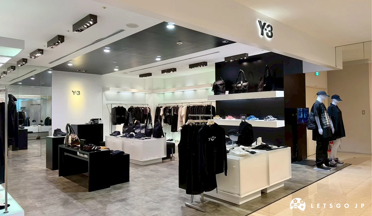 新宿高島屋 Y-3 專櫃店面外觀,陳列著黑色系服飾與鞋款。