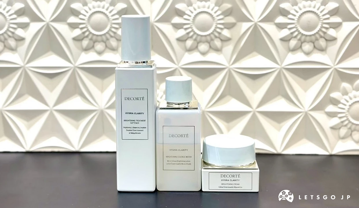 DECORTÉ 黛珂保養品陳列於白色背景前