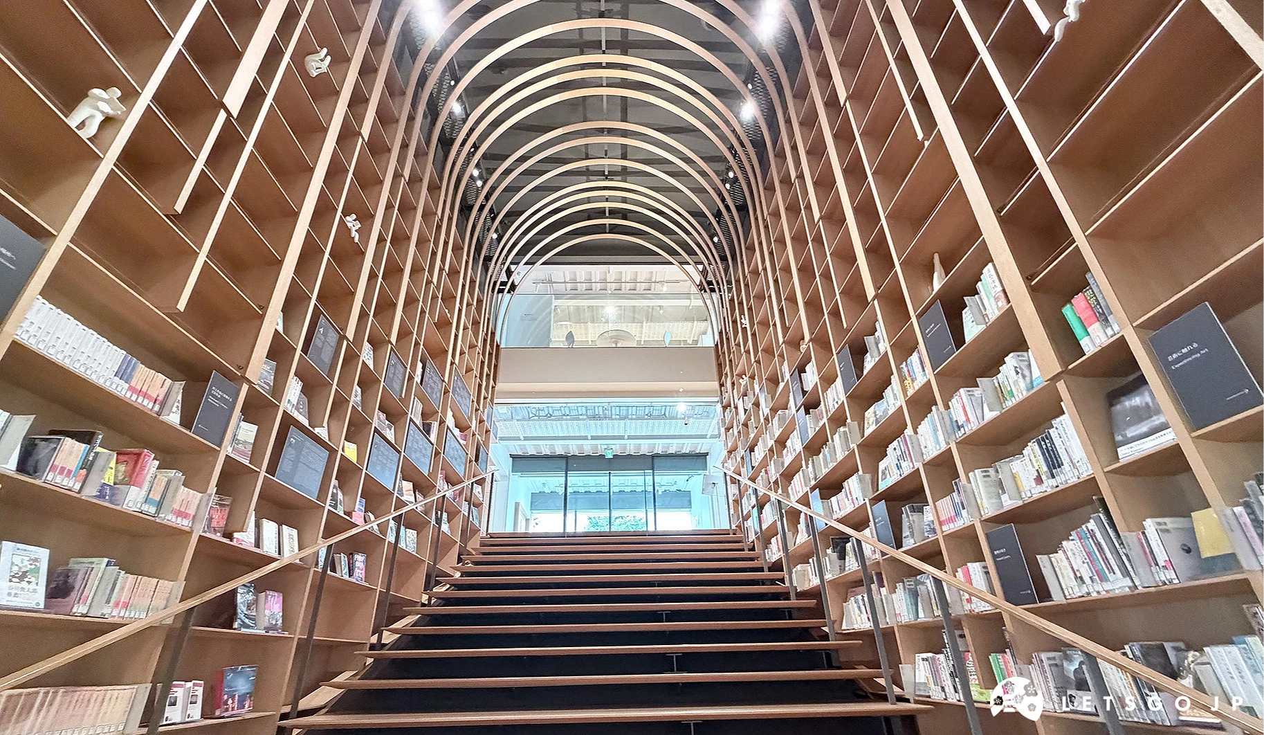 村上春樹圖書館(早稻田大學國際文學館)裡面的階梯書架