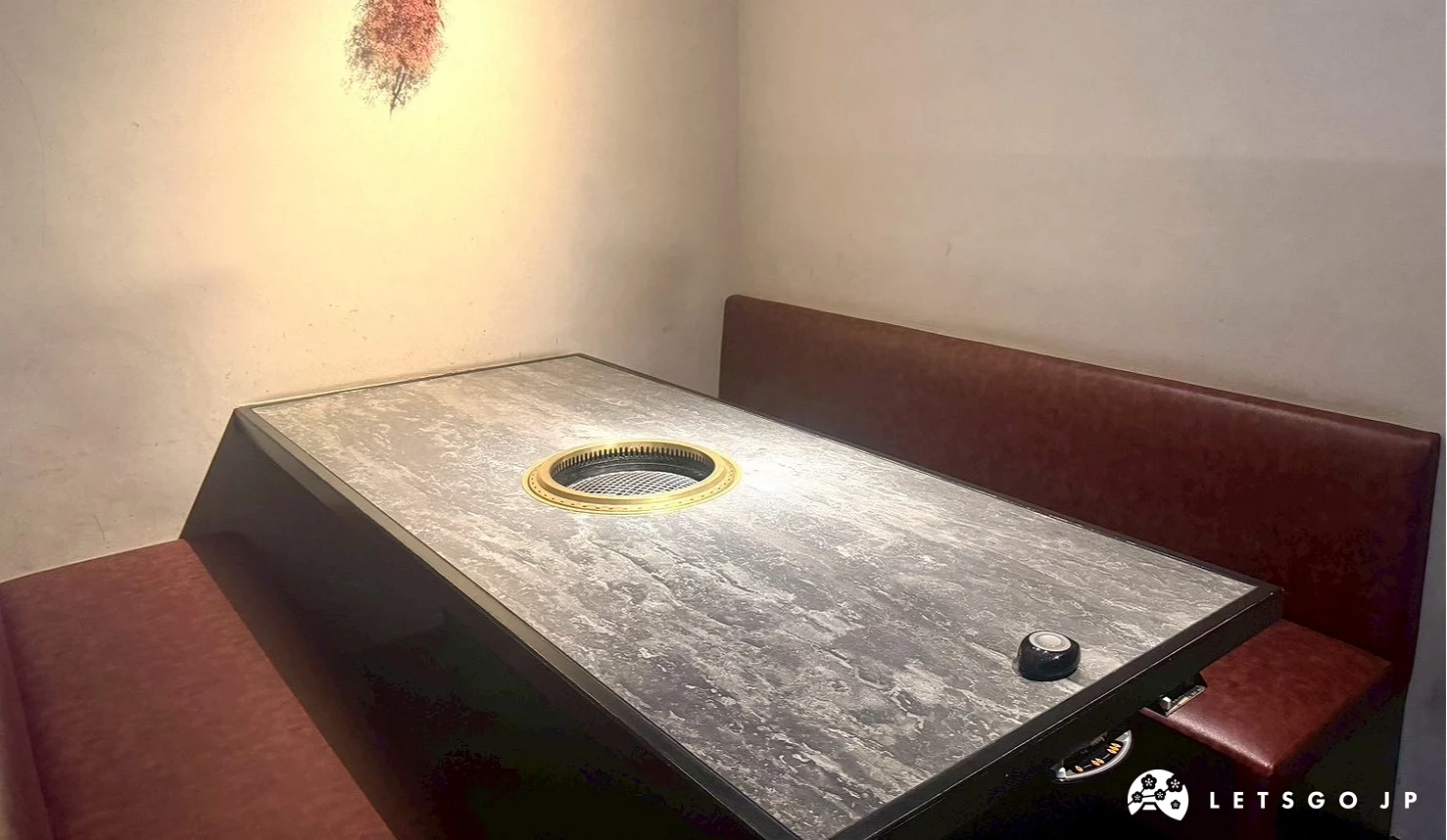 店內半包廂座位配置燒肉烤爐桌,空間安靜且具有日式質感。