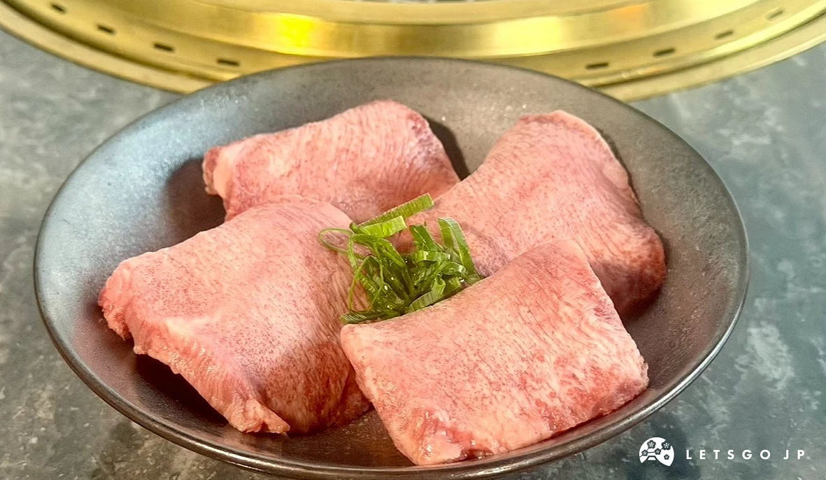 四塊厚切黑毛和牛牛舌整齊擺放於圓形餐盤中央。