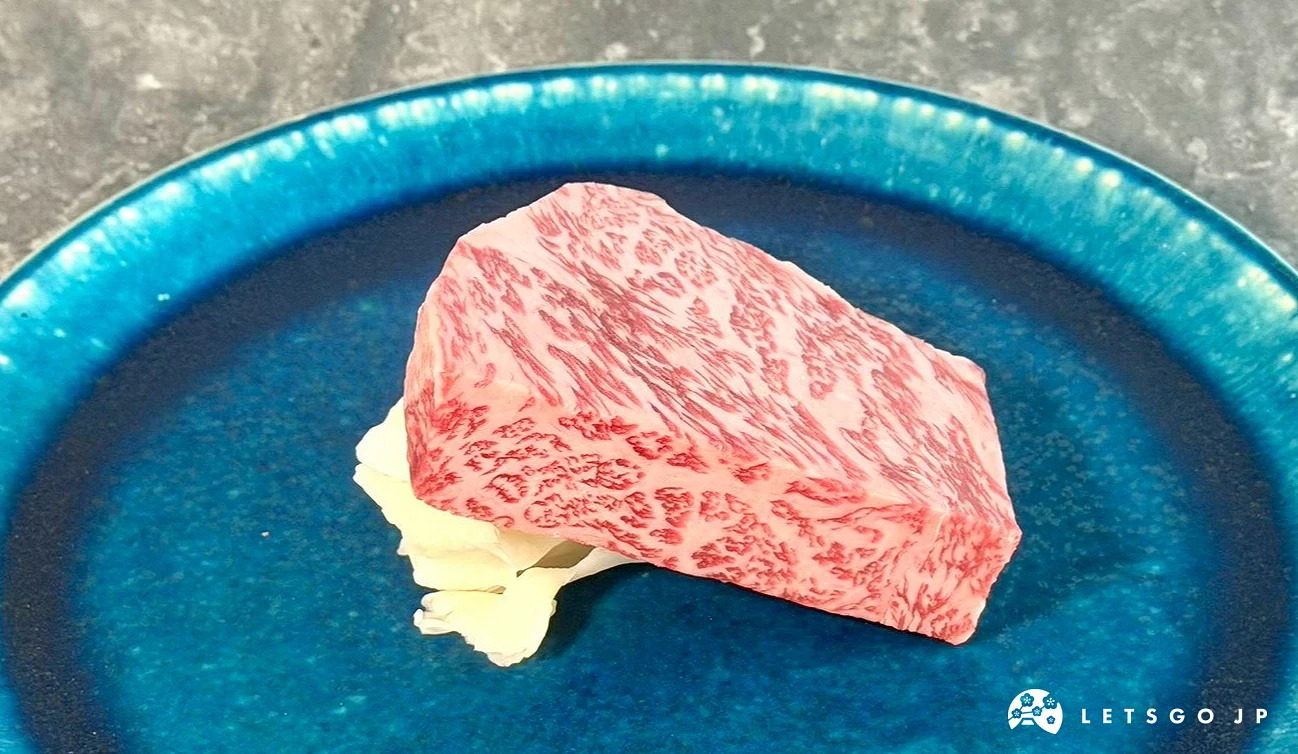 一塊厚切米澤牛沙朗放置於藍色圓盤上,可清楚看見細緻油花。