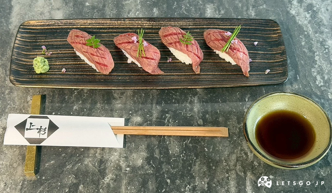 米澤牛肉壽司與醬油小碟擺放於燒肉桌上。