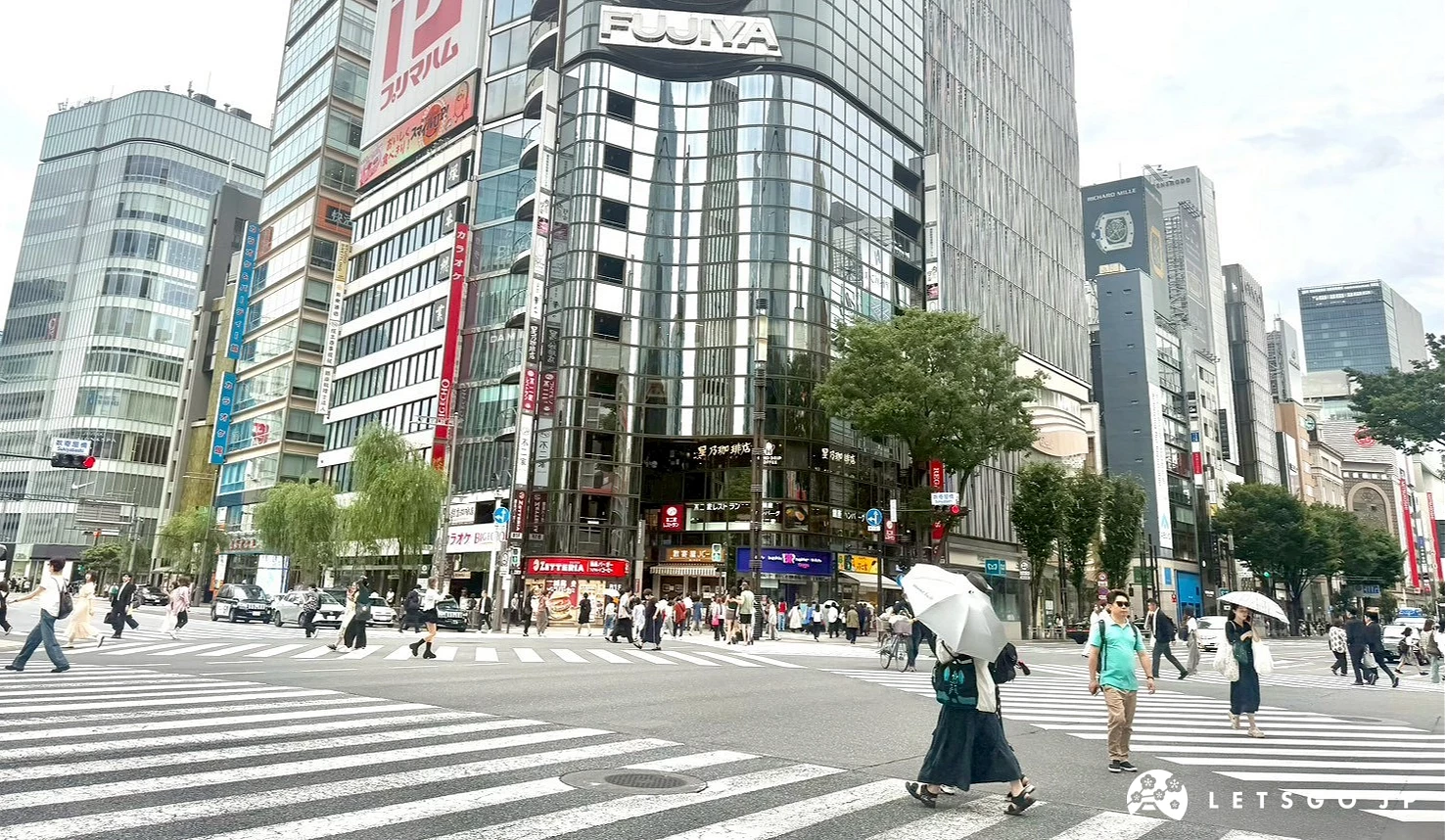 東京銀座街景,可見大型百貨與商業大樓。